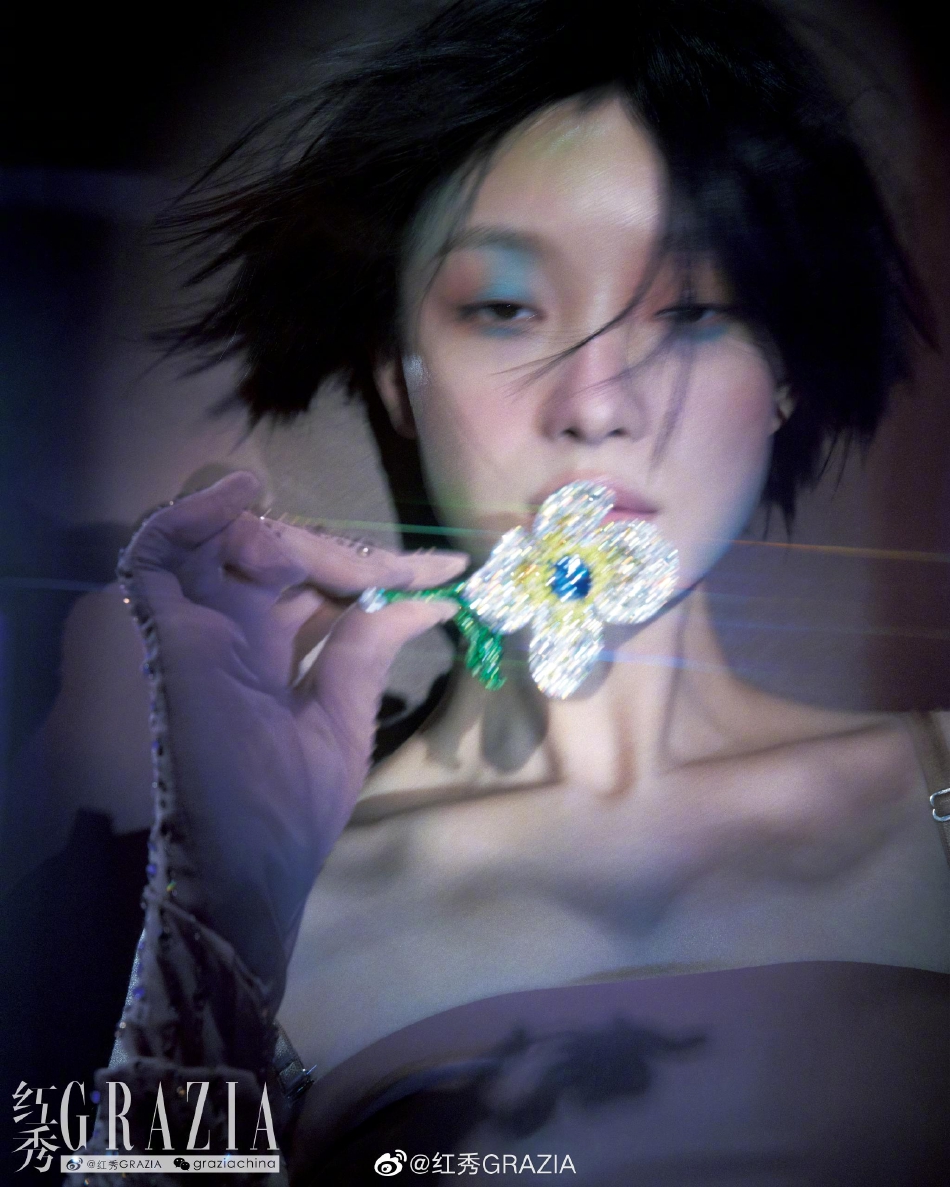 组图：倪妮迷幻感光影大片释出大胆尝试“亢奋妆”风格前卫第8张图片