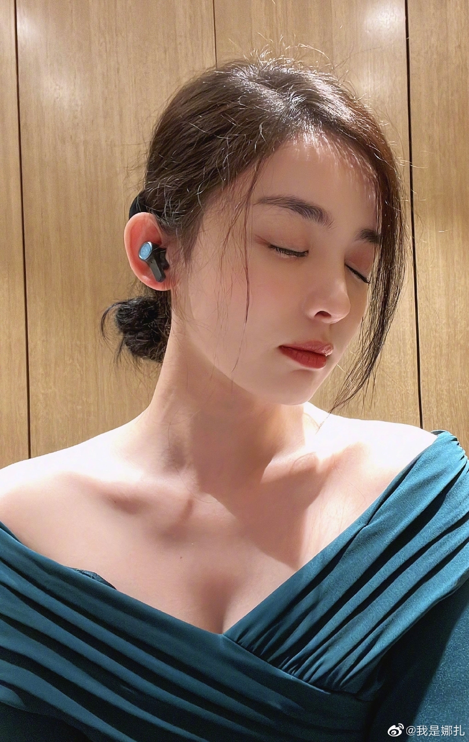 组图：古力娜扎晒九宫格怼脸随拍着蓝绿色露肩上衣随性闲适