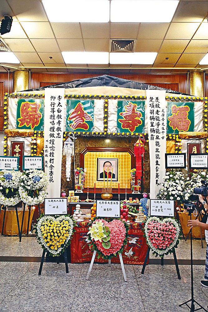 1 / 17 新浪娱乐讯 6月7日, 粤剧大老倌尤声普在香港红磡世界殡仪馆设