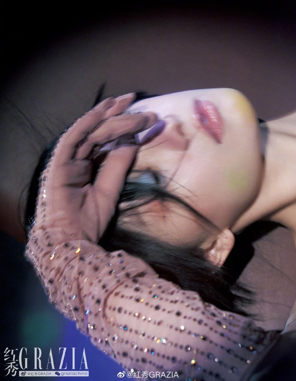 组图：倪妮迷幻感光影大片释出大胆尝试“亢奋妆”风格前卫第7张图片