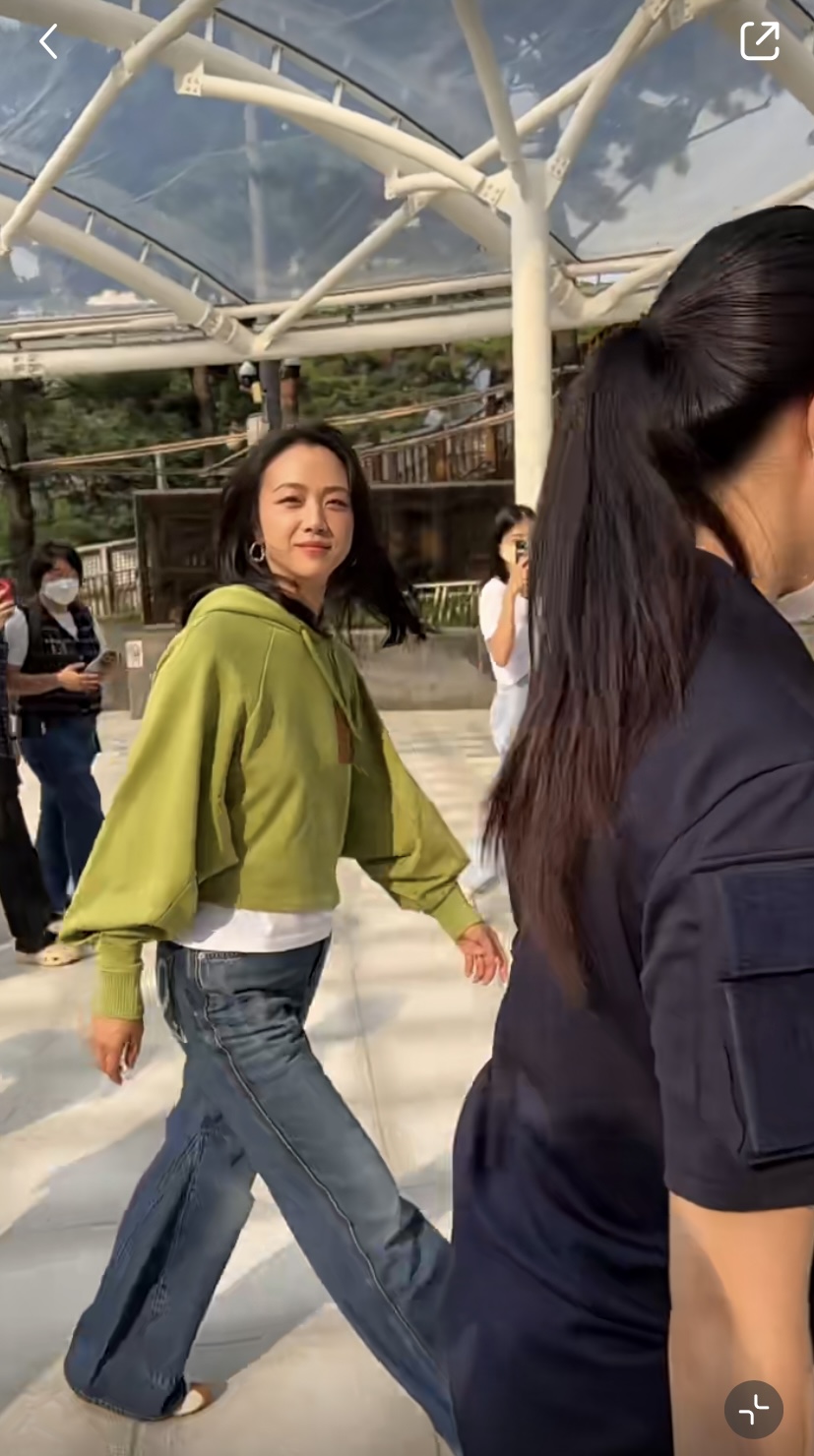 组图:汤唯在首尔街头被偶遇气质出众 亲切打招呼自信迷人