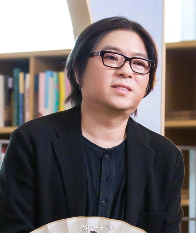 组图:高晓松摆脱"矮大紧" 瘦身成功后疑似割双眼皮