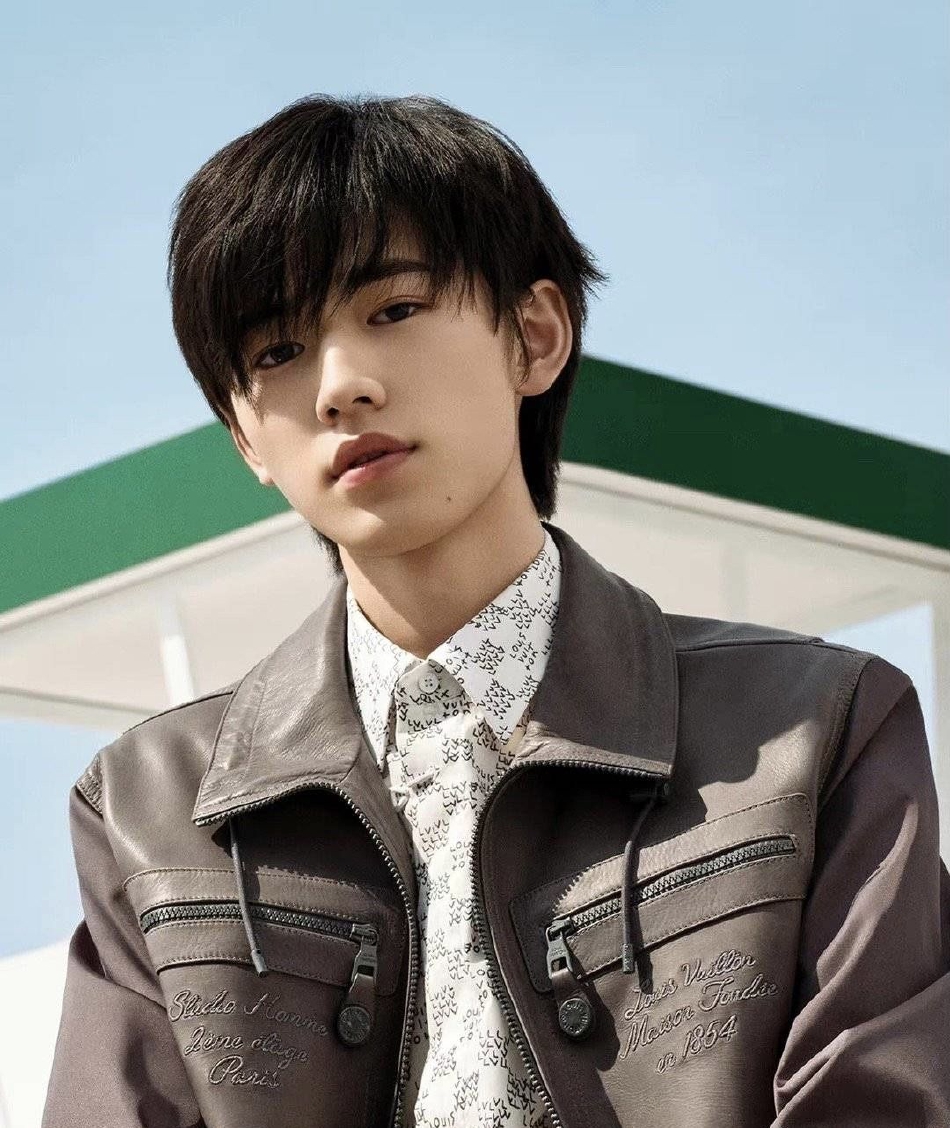 组图从小可爱到大网友曝宋亚轩初中旧照高中毕业照竟是p的