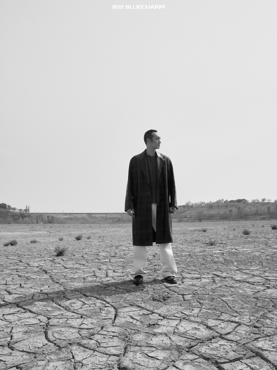 组图：黄觉胶片感旷野大片释出着橙色长风衣随性帅气