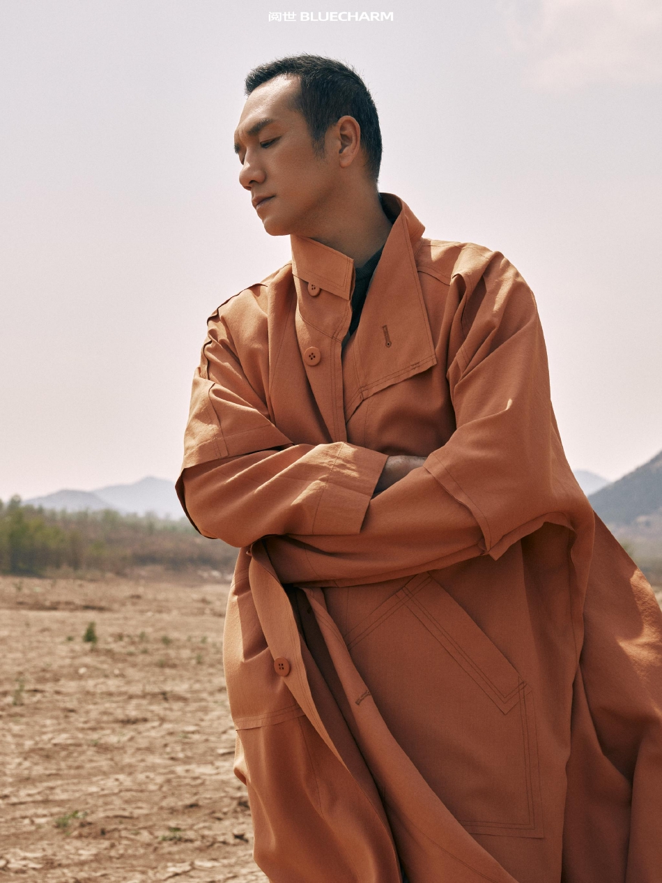 组图：黄觉胶片感旷野大片释出着橙色长风衣随性帅气第5张图片