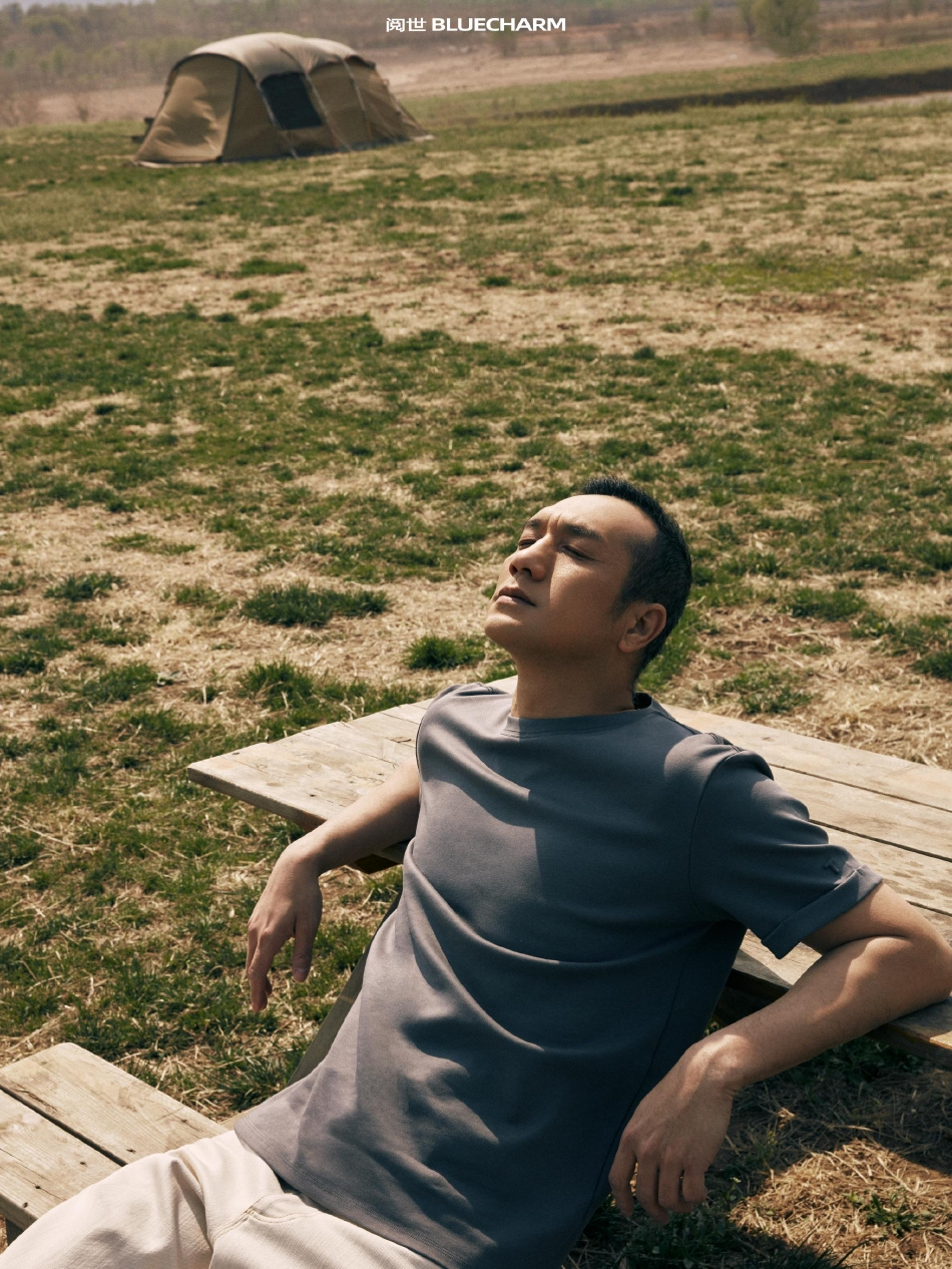 组图：黄觉胶片感旷野大片释出着橙色长风衣随性帅气