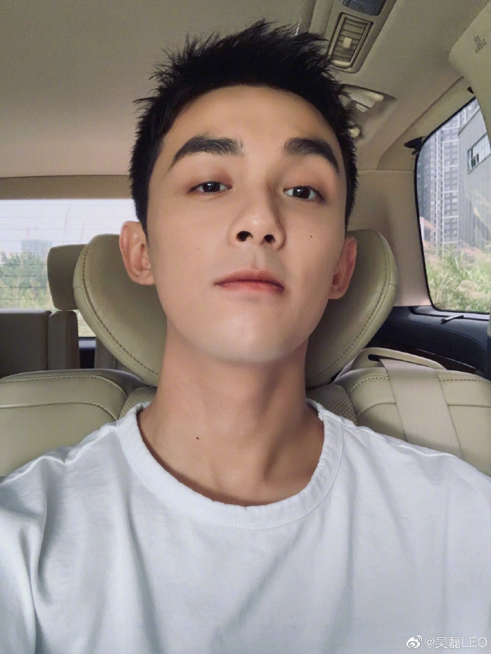 组图:吴磊穿白t车内自拍 新剪寸头发型帅气清爽又很man