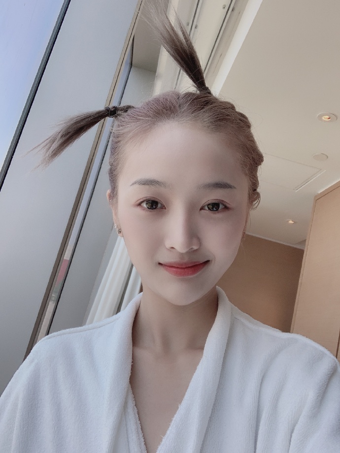 组图:吴宣仪扎羊角辫童心未泯 对镜勾唇微笑俏皮比耶甜度十足