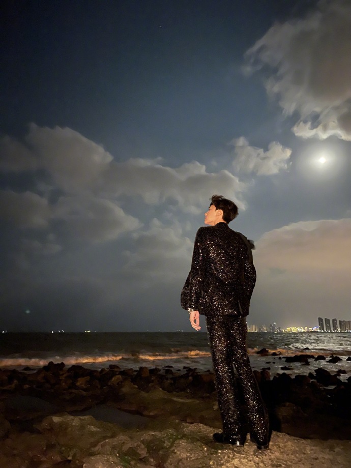 组图:李易峰手拿烟花棒海边拍大片 穿亮片西装矜贵绅士