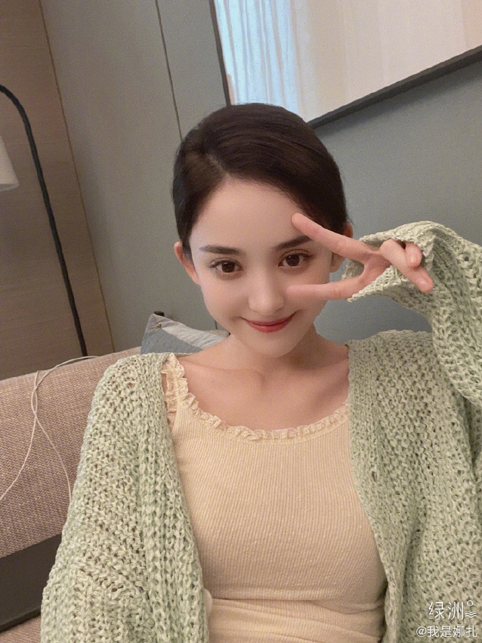 组图娜扎绿洲晒雨天居家自拍嫩绿毛衣配花边背心清纯满分