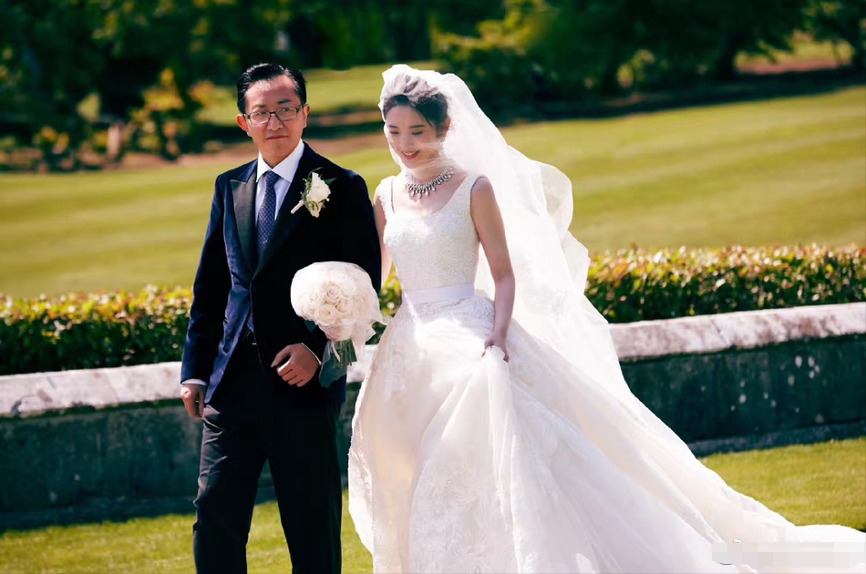 组图:高颜值伴郎伴娘团!网曝张若昀唐艺昕婚礼现场图