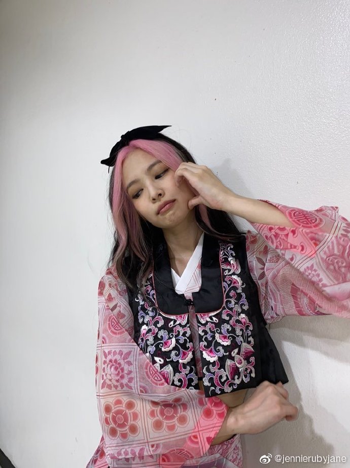 組圖：Jennie發文向微博粉絲打招呼 晒不同髮型自拍又酷又甜