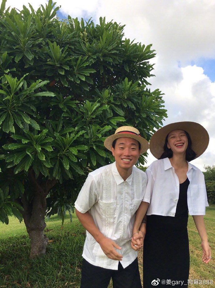 组图：姜gary晒与妻子三年前合照 两人甜蜜拉手灿笑狂撒狗粮