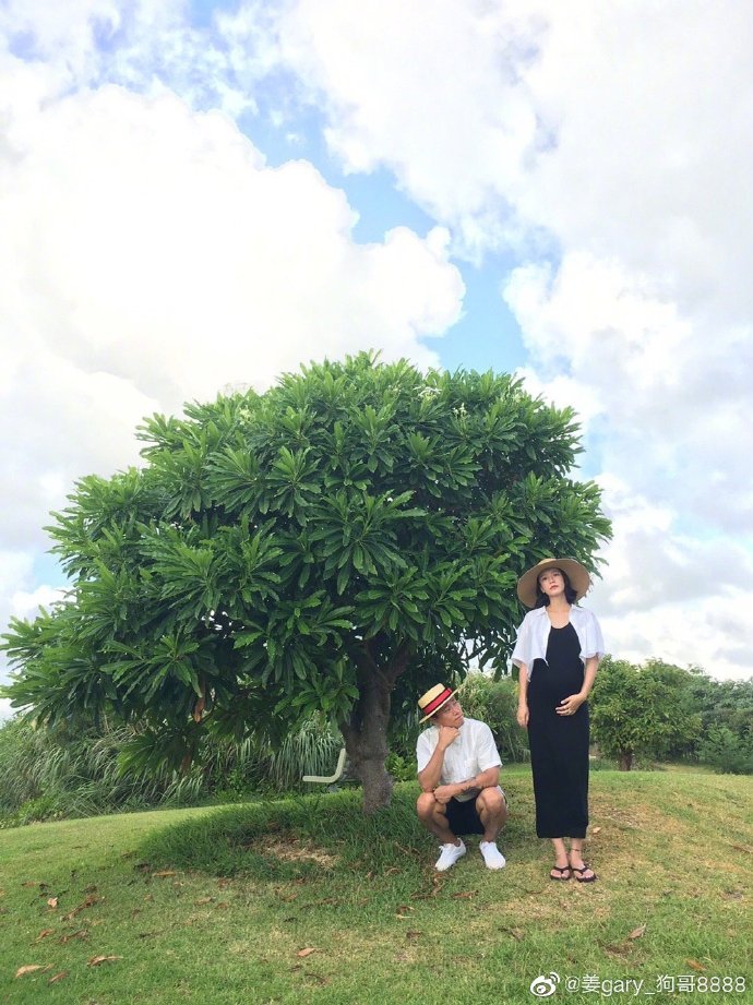 组图：姜gary晒与妻子三年前合照 两人甜蜜拉手灿笑狂撒狗粮