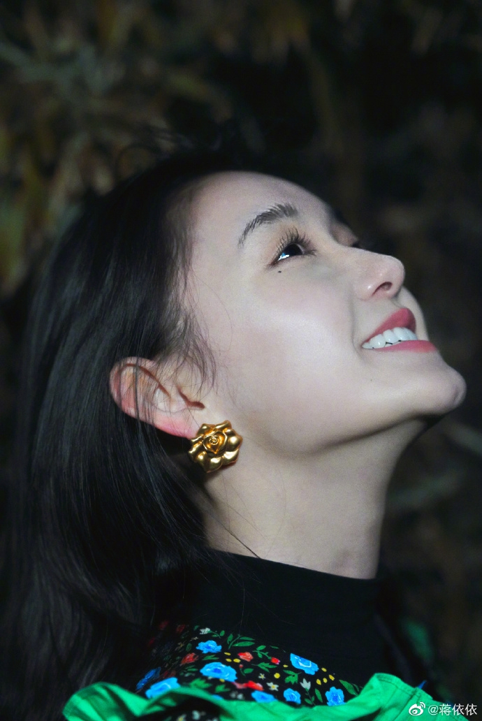 组图:蒋依依彩色印花荷叶边衬衣复古 耳朵冻通红被催多穿衣