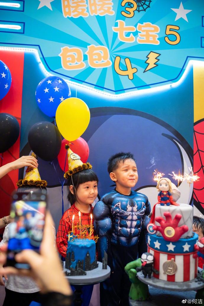 组图：何洁为儿子办五岁生日派对 七宝与小朋友疯玩笑开怀