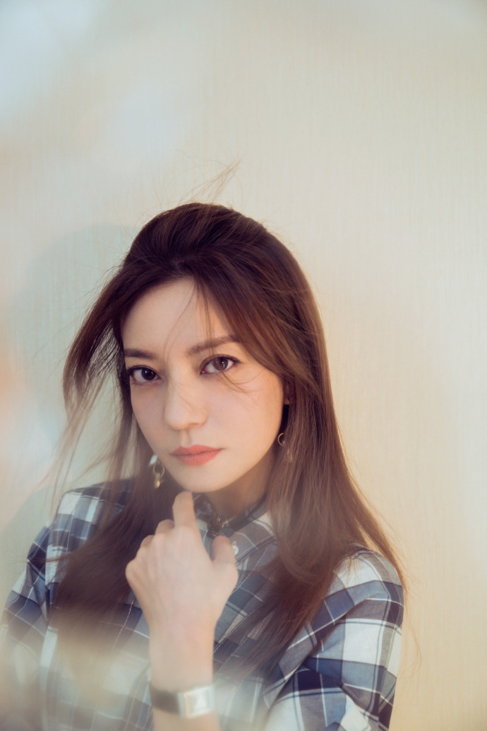 组图赵薇穿格纹衬衫裙文艺清新身材纤细眼神慵懒迷离