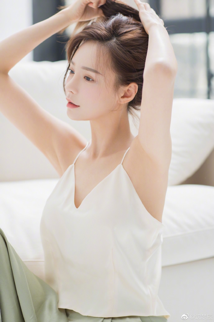 组图:沈梦辰晒私房美照送祝福 简约小吊带舒服干净很少女