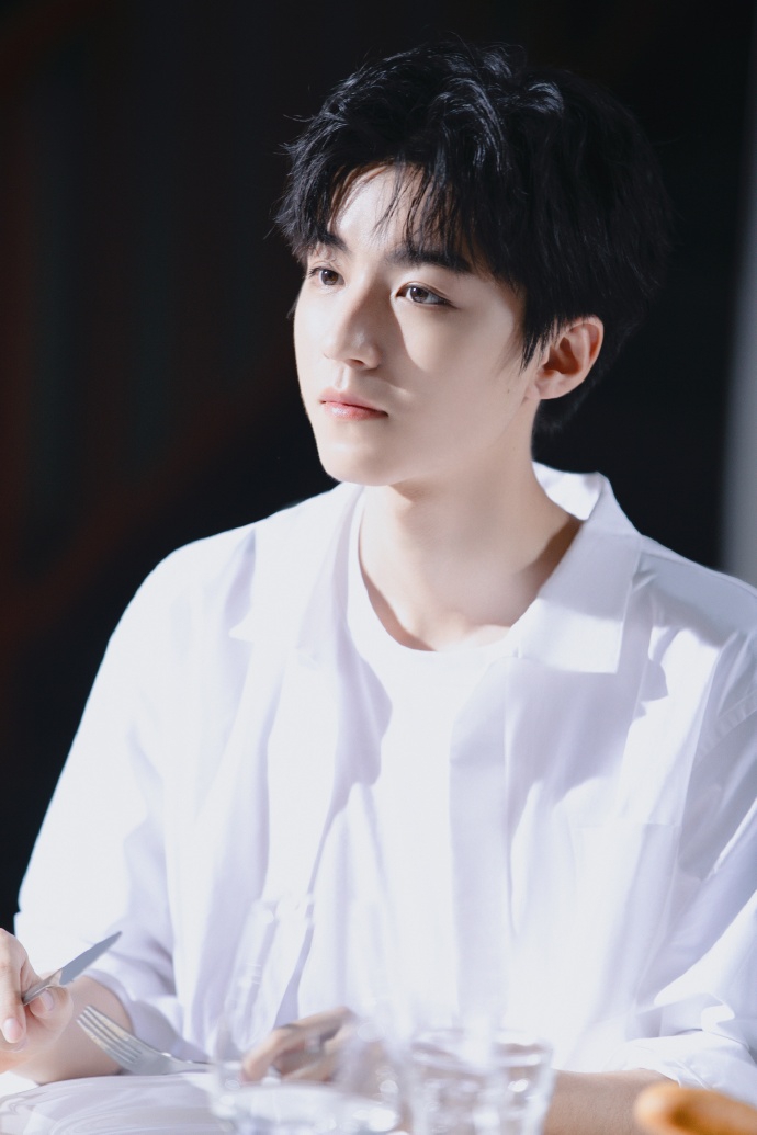 组图:王俊凯纯白穿搭尽显青春少年感 对镜露齿甜笑清爽帅气