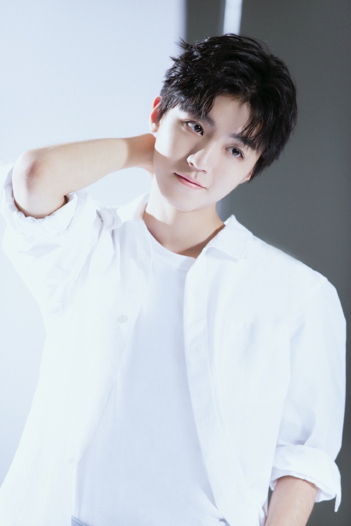 组图:王俊凯纯白穿搭尽显青春少年感 对镜露齿甜笑清爽帅气