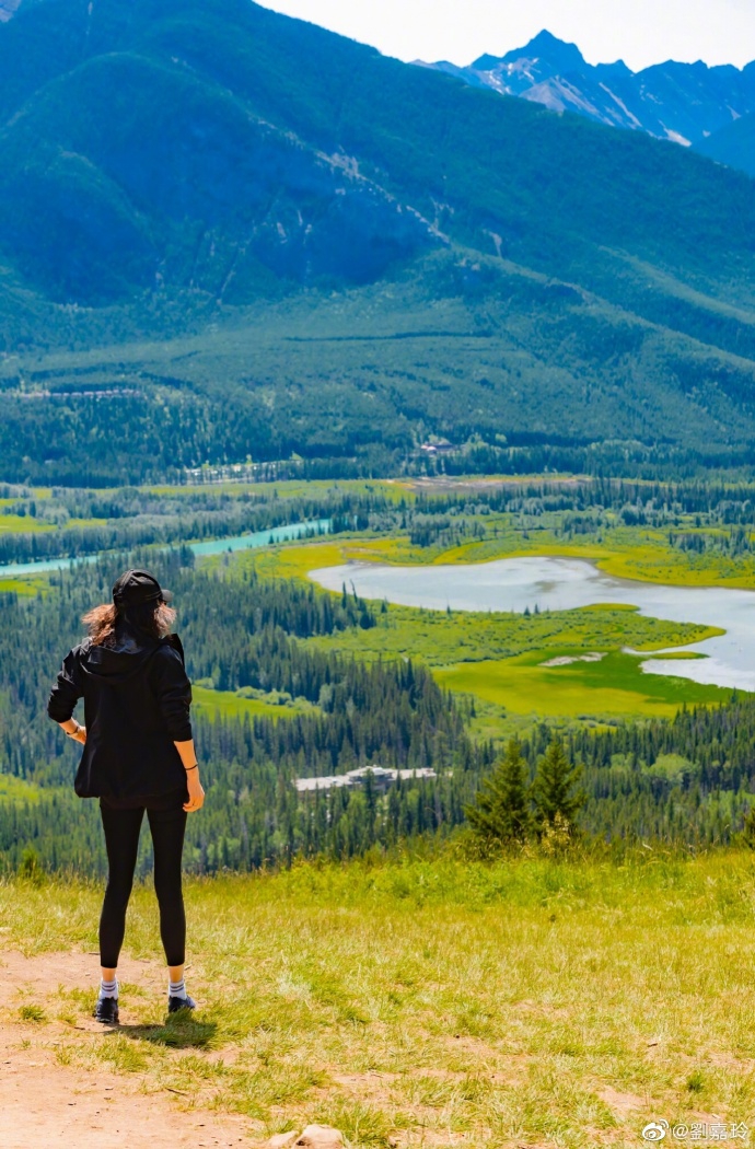 组图:旅游博主刘嘉玲登山赏美景 全黑运动穿搭干练又帅气