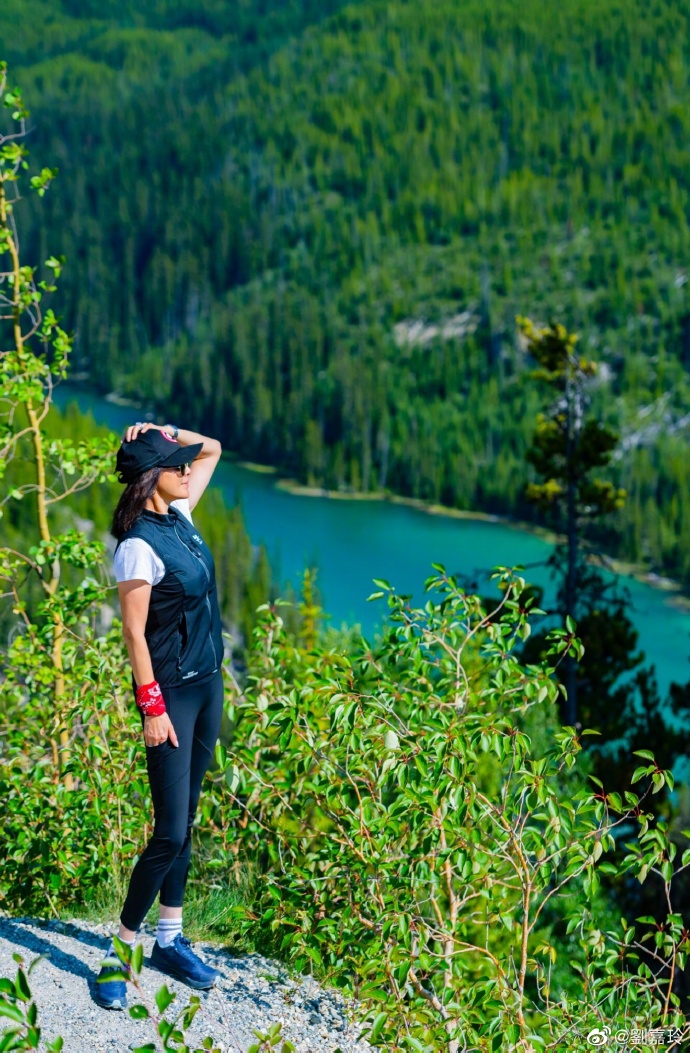 组图:旅游博主刘嘉玲登山赏美景 全黑运动穿搭干练又帅气