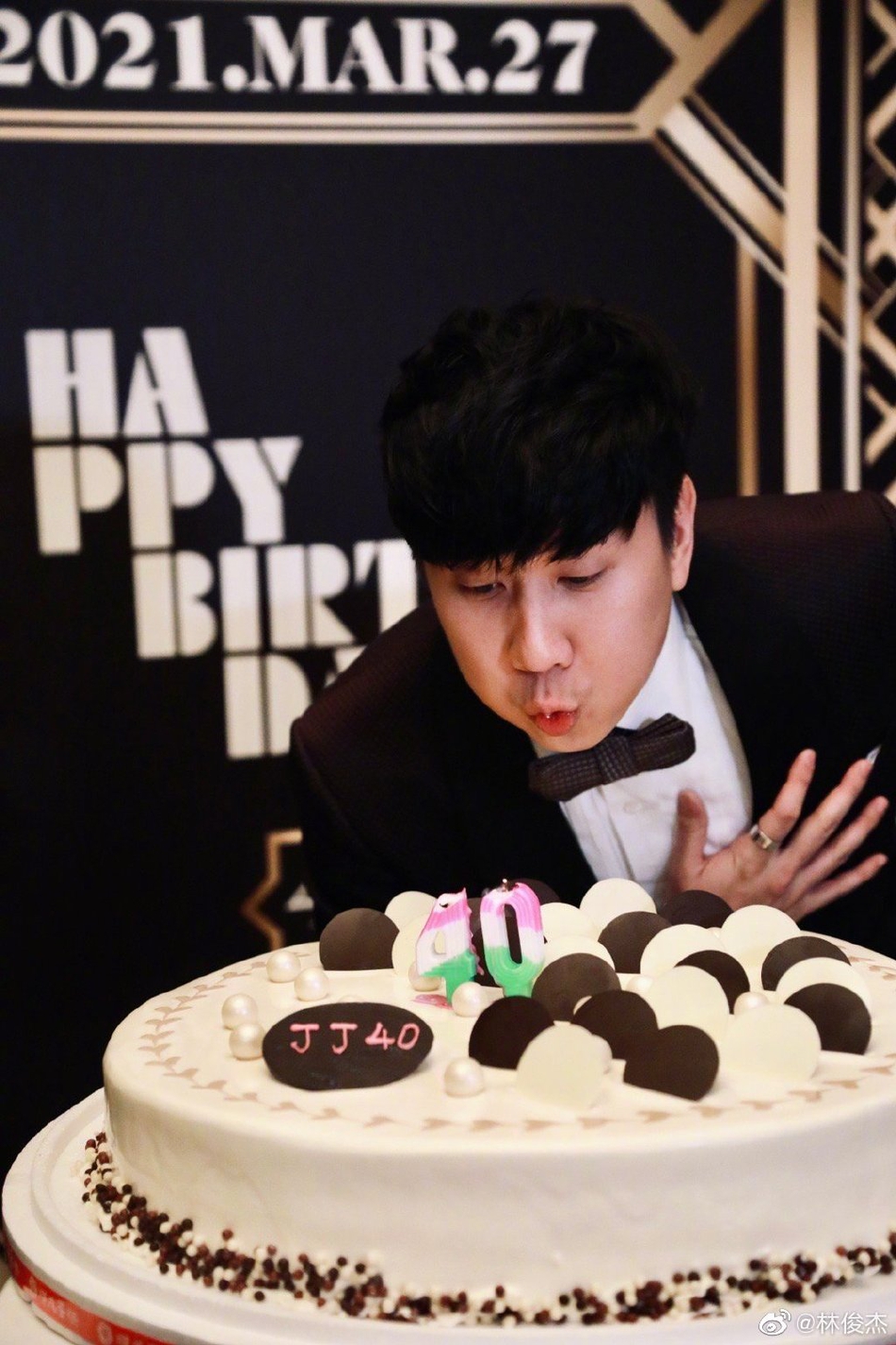 组图:林俊杰40岁庆生照曝光 与周杰伦林志颖等好友开心庆祝