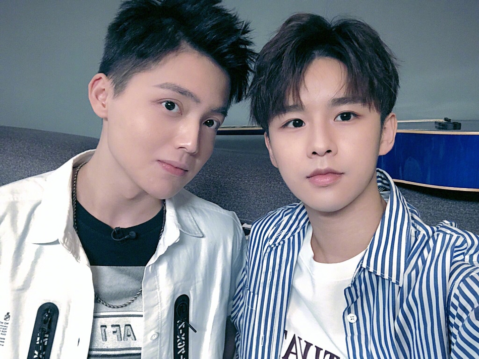 组图:rta少年团久违同框帅气依旧 徐浩朱元冰晒照左溢变化大