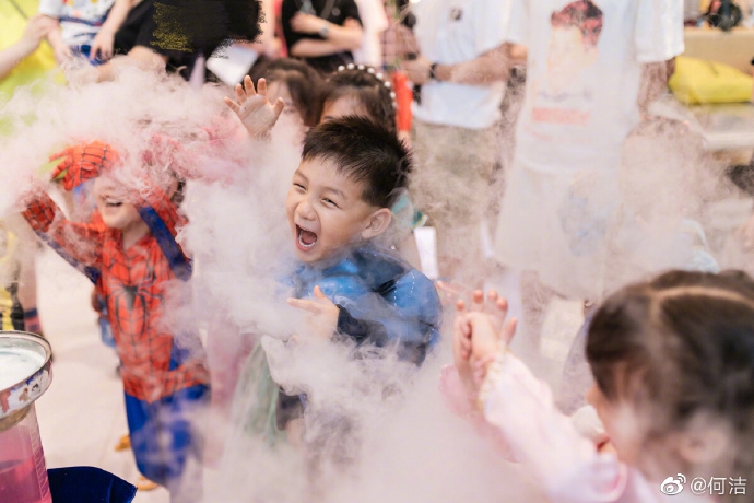 组图：何洁为儿子办五岁生日派对 七宝与小朋友疯玩笑开怀