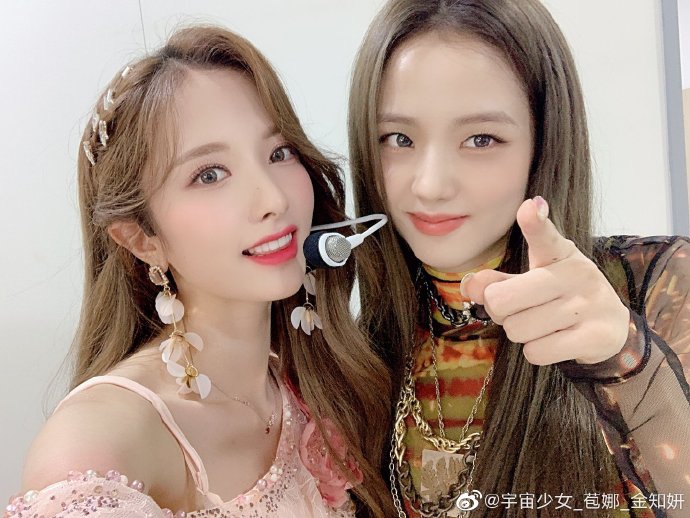 組圖：美女旁邊還是美女！宇宙少女苞娜曬與BLACKPINK智秀合照
