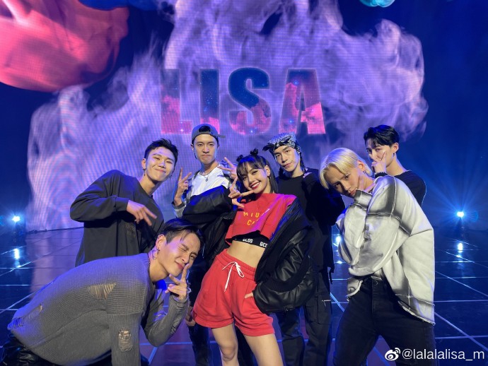 组图：Lisa双丸子头又甜又酷 露大长腿秀蛮腰身材傲人