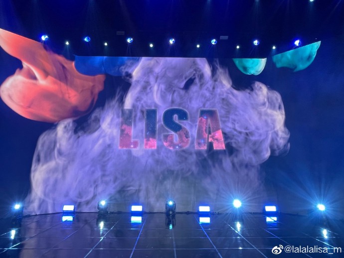 组图：Lisa双丸子头又甜又酷 露大长腿秀蛮腰身材傲人