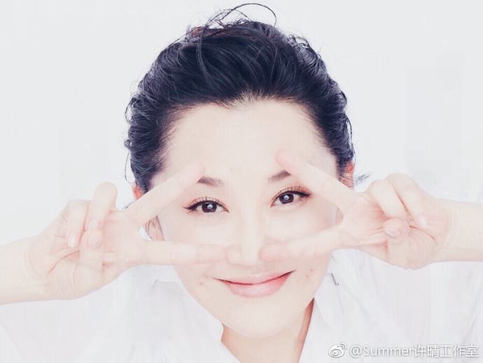 组图许晴笑眼盈盈甜美十足双手比v俏皮可爱似少女