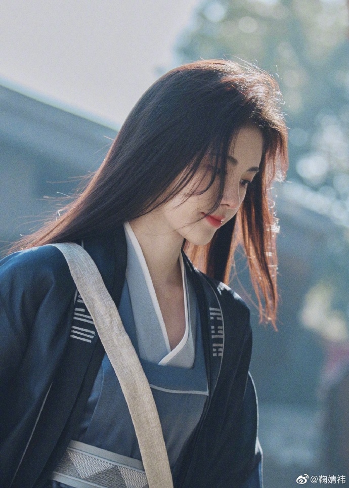 鞠婧祎动情感谢粉丝陪伴 单手撩发上演超飒眼神杀