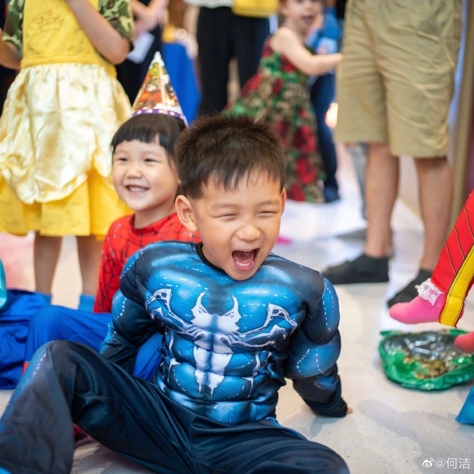 组图：何洁为儿子办五岁生日派对 七宝与小朋友疯玩笑开怀