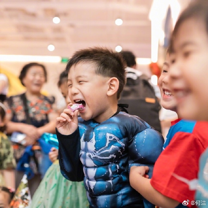组图：何洁为儿子办五岁生日派对 七宝与小朋友疯玩笑开怀