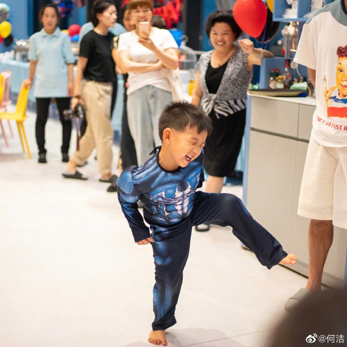 组图：何洁为儿子办五岁生日派对 七宝与小朋友疯玩笑开怀