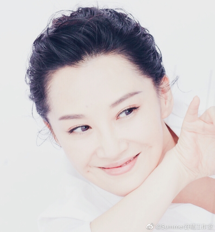 组图:许晴笑眼盈盈甜美十足 双手比v俏皮可爱似少女_高清图集_新浪网