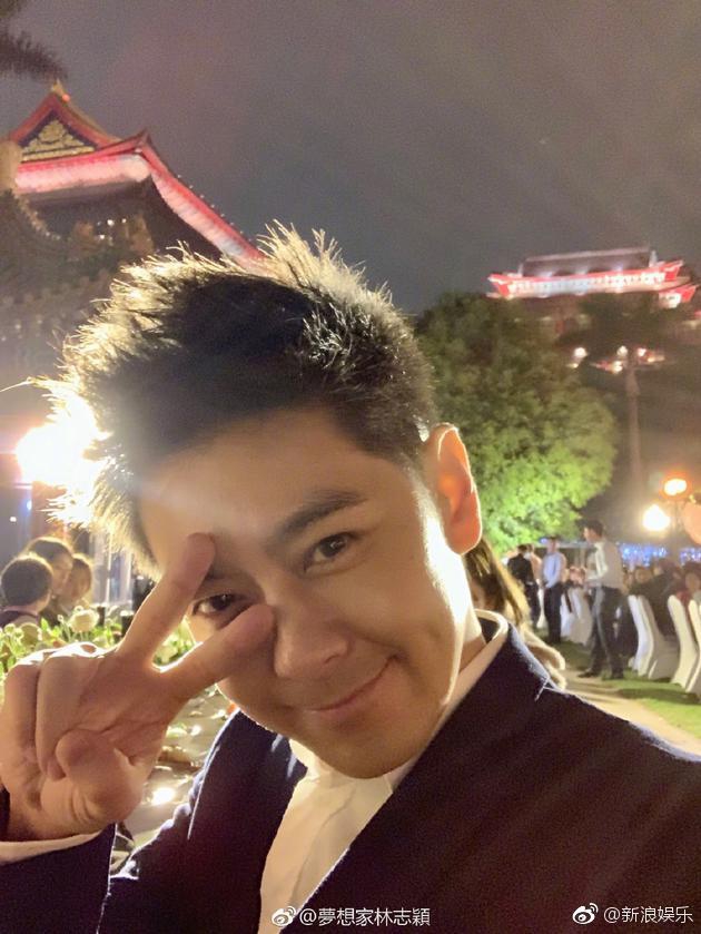 组图:林志颖晒儿子画画侧面照 kimi认真创作被赞画功了得