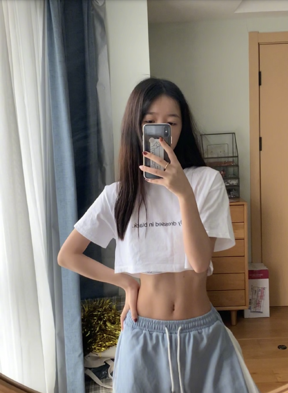 组图:徐娇穿露腰上衣大秀性感马甲线 长发飘逸不失青春活力