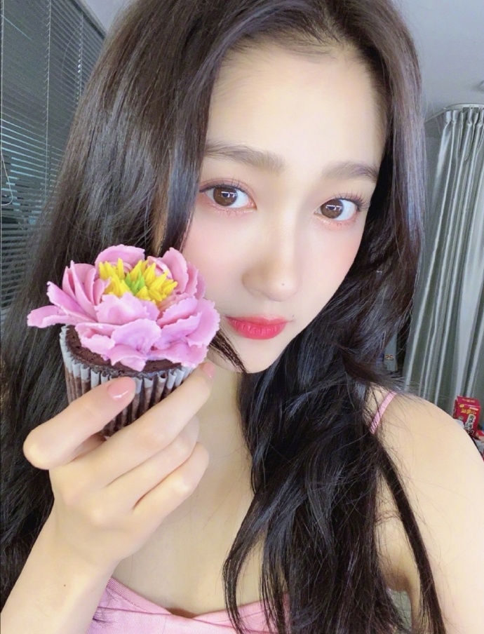 组图:关晓彤绿洲晒花朵蛋糕自拍 大波浪搭粉嫩妆容少女感十足