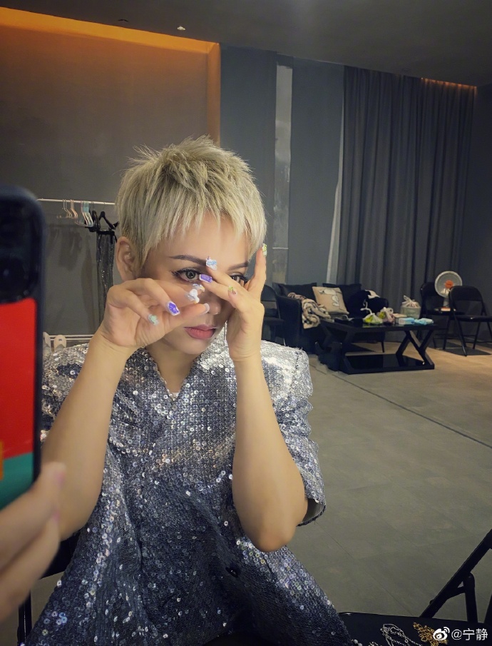 组图:宁静做《创4》主题美甲 画自己卡通形象别致有趣