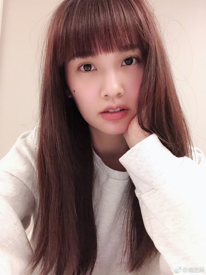 组图:杨丞琳晒少女风甜美自拍 笑侃抓住青春的尾巴