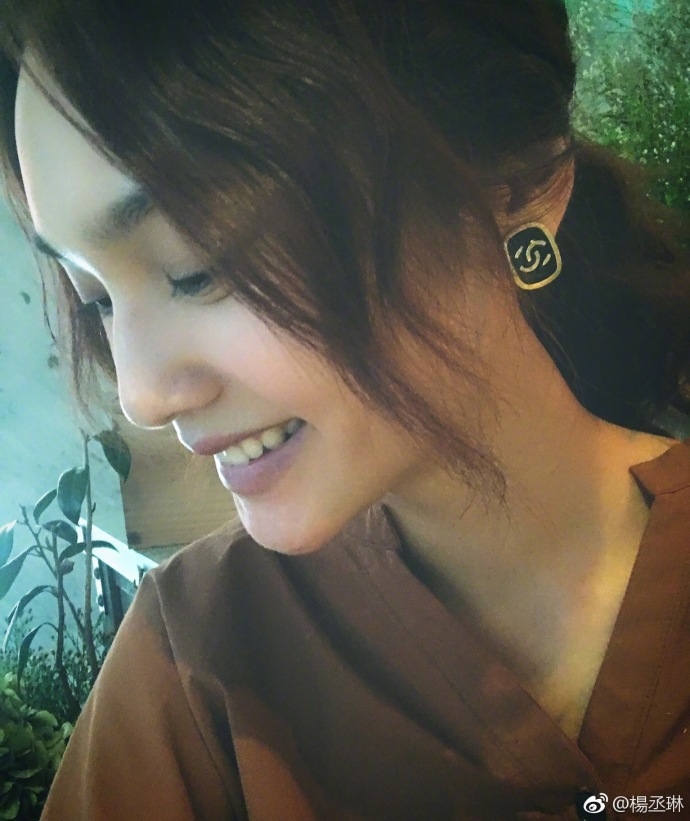 组图:杨丞琳吃货属性暴露自称大胃王 露齿甜笑侧颜超美