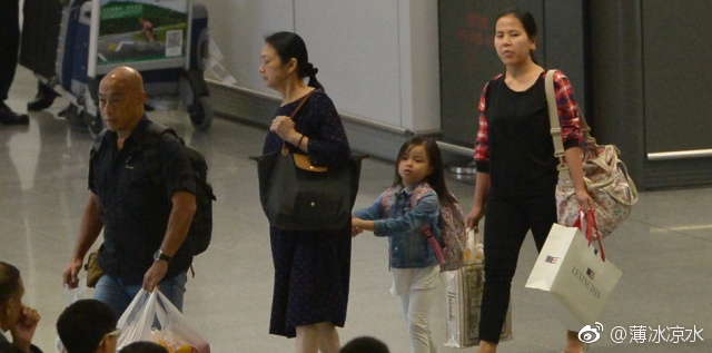 刘德华5岁女儿近照曝光 与亲友逛街颇似小大人