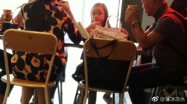 刘德华5岁女儿近照曝光 与亲友逛街颇似小大人