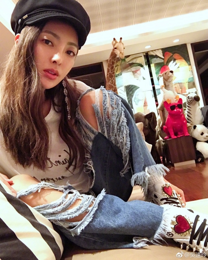 组图:曹格老婆吴速玲穿破洞裤超时尚 微卷长发温柔十足