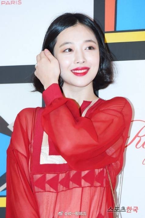 组图:雪莉短发清爽笑容甜美 黑发红唇似白雪公主