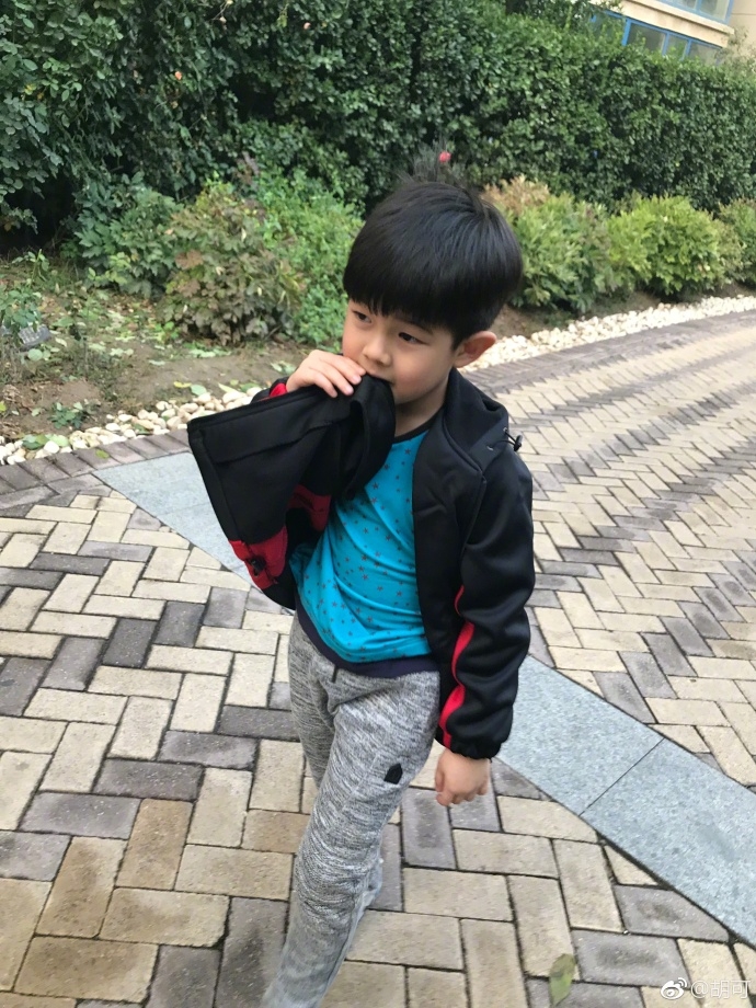 安吉大步流星超有范儿 下一秒咬衣服呆萌可爱