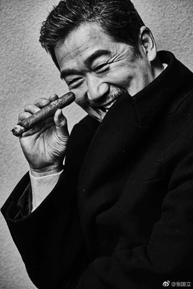 组图:张国立63岁生日晒沧桑写真 满脸胡渣叼烟显大叔范儿